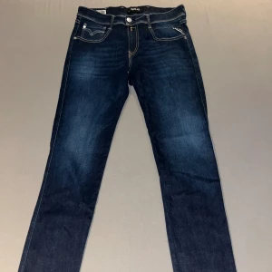 Replay Jeans - Säljer mina Replay jeans som aldrig använts då dom inte sitter rätt på mig. Jeanse är somsagt i nyskick, bara att fårga om ni undrar något!