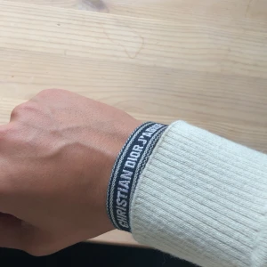 Dior armband  - Dior armband | storlek one size passar alla | nypris 3500 | pris 150 | inget og | skick 7/10 liten skada inget man ser | Viggoresell 