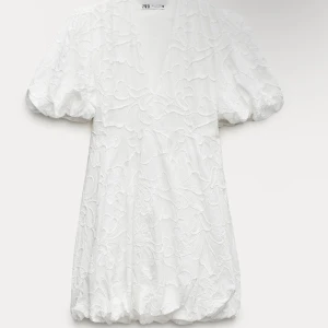 Vit klänning  - Vit klänning perfekt nu till midsommar eller bara till sommaren generellt. Använd en gång (på min student) inga defekter alls!!❤️❤️❤️ nypris 699kr