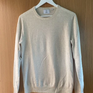 Bläck stickad tröja S - Jag säljer denna fint tunnt stickade sandfärgade tröja som är perfekt under sommaren med en mycket härlig färg. Pris kan diskuteras vid snabb affär.