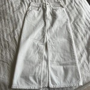 Massimo Dutti kjol - Verkligen superfin kjol från Massimo Dutti med slits fram. Nypris ca 600/700kr. Säljer pga att den tyvärr är för liten för mig.  