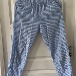Low waist byxor - Jätte fina Low waist byxor från Kappahl!❤️ säljs inte längre❤️ säljer då dom inte passar mig i längden❤️ vid fler frågor och funderingar skriv privat ❤️