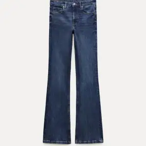 Säljer dessa medelhög midjade zara jeans då de inte kommer till användning längre,  Inga defekter och är bra skick💕