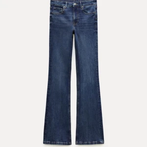 Bootcut jeans  - Säljer dessa medelhög midjade zara jeans då de inte kommer till användning längre,  Inga defekter och är bra skick💕
