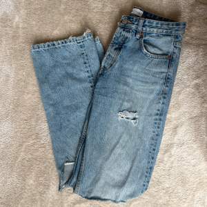 Supersnygga jeans från Zara med slitningar. 