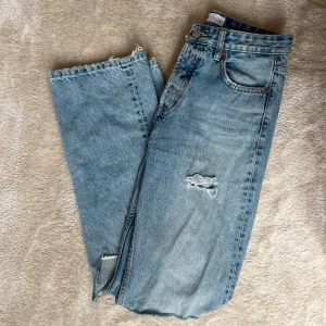 Zara jeans med slitningar  - Supersnygga jeans från Zara med slitningar. 