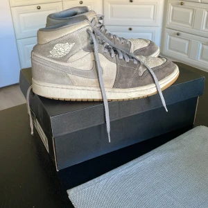 Jordan 1 coconut milk particle grey  - Tja säljer nu skorna på grund av att jag inte längre använder dem. De är i bra skick. Box medföljer. Hör av dig vid fler frågor. 