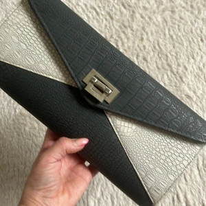 Summer clutch - Ny skick,bra kvalitet Clutch.Köpt i nån boutiq