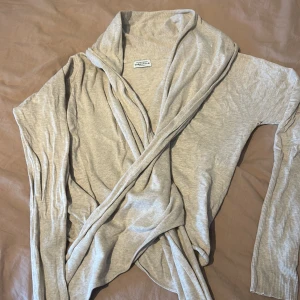 Hunkydory kofta strlM - Super fin kofta som man kan ha hängandes eller omlott knäppt bakom ryggen.Tunnt material & behövs du i armhålorna.Ny pris ca 1800