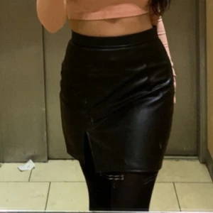 Ny skinnkjol - Helt ny och oanvänd skinnkjol som är jättesnygg. Säljer då jag råkade köpa dubbla. Är i storlek S och har en dragkedja vid ryggen. Köparen står för frakten ❤️