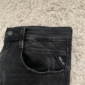 Replay Jeans - Replay Jeans i modellen bronny = slim fit. Köpta i april 2024, därav skicket 9/10. Inga tecken på användning och kvitto finns. Storlek=31. Pris kan förstås diskuteras och bara att höra av sig vid frågor.