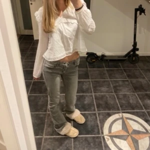 Jeans - Säljer mina snygga jeans ifrån Gina tricot! Skulle säga att dem är low/mid💗de har 3 knappar och har justerbara band i jeansen så att man kan justera efter ens egen midja