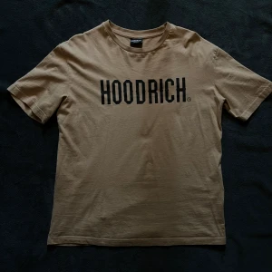 Hoodrich t shirt - 10/10 skick använd bara ett par gånger säljer pågrund av att den sitter lite för stor
