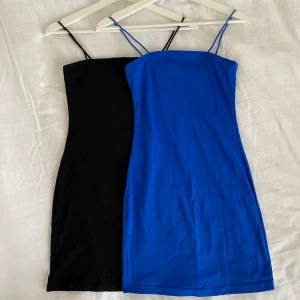 Miniklänningar!💃🏼 - Två snygga miniklänningar i storlek s/xs! Klänningarna är knappt använda då de är för korta för min smak. Slutar någon centimeter nedanför stjärtis🙈  Köp en för 15kr/styck eller båda för 25 Utan slitningar eller skavanker.🖤💙