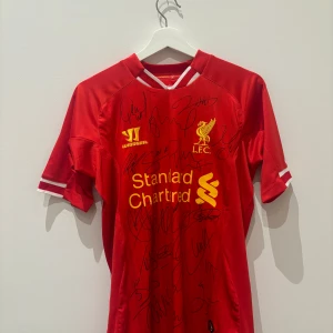 Äkta signerad Liverpool matchtröja från 2014 - Varan är i jättebra skick inga defekter utan bara autografer med spelare som, Steven Gerrard, Jordan hendersson, raheem sterling och luis suarez. Kom privat för fler bilder på lappar och liknande.