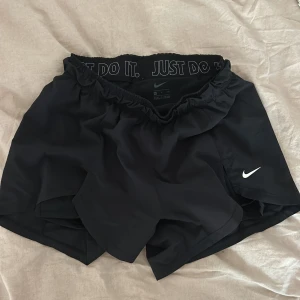 Träningsshorts Nike  - Snygga träningsshorts från Nike som är superbekväma, de är använda men inga tecken på användning och i gott skick. Passar S men även XS! 