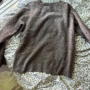 Fin stickad tröja - Jag säljer denna stickade tröja från Vero Moda som tyvärr inte kommer till användning längre🩷 Den är i stl S men skulle mer säga att den är i XS, färgen är svår att se men den är lite brun-grå blandad💞 Priset kan diskuteras, skriv för fler bilder!