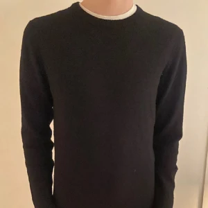 Stickad tröja a days march - Riktigt snygg och skön tröja frán "a day's march", tröjan är i jättebra skick utan defekter, nypris runt 1300. 100% merino ull. Passar perfekt till en kylig sommardag eller till hösten, Tveka inte på att skriva!