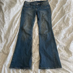 Lowwaisted jeans - Lågmidijade bootcut jeans Midjemått 40cm  Innerbenslängd 82cm