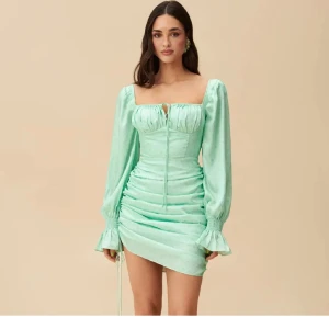 ADOORE Capri Dress  - Jättefin klänning från Adoore i storlek 34! Perfekt nu till sommaren! Endast testad, säljer då den är för liten för mig. Nyskick med alla lappar kvar! Hör av dig om du är intresserad av att köpa eller har frågor🌼🌸🌺  De två första bilderna är lånade. 