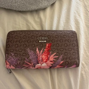 Guess plånbok  - Guess plånbok, fint skick. 