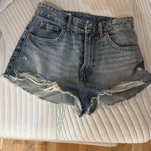Jeans shorts från zara - Dom är helt oandvända, säljer dom för ja tyckte dom va för stora