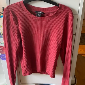 Röd långärmad topp - Säljer denna fina topp. Den är aldrig använd. Köpt på monki för ca 3 år sedan.