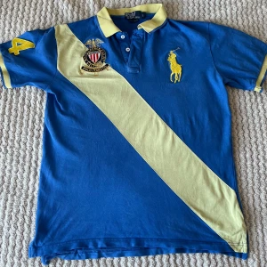 Polo Ralph Lauren Pike - En väldigt fin piké från märket Ralph Lauren i storlek L custom fit, skulle säga att den är liten i storleken. Perfekt till t.ex. sommaren. Hör av er vid frågor/funderingar Hälsningar Gustav 