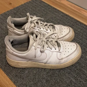 Jätte slitna airforces - Siltna airforces. Säljer för vissa har detta som egen stil.   Går säkert och snygga till lite mera.