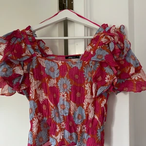 Blommig blus - Blommig blus med ”puff” armar