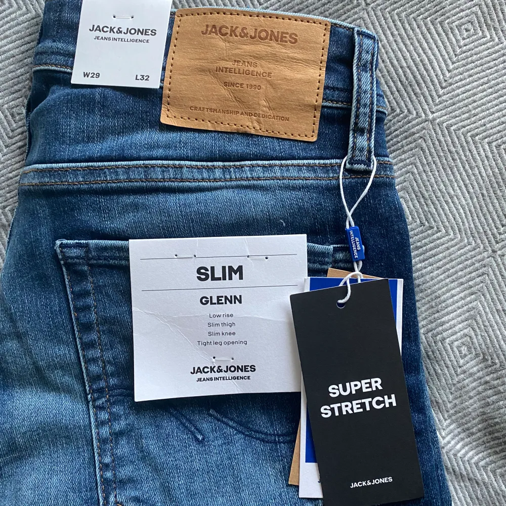 Tja, säljer dessa sprillans nya jeans från Märket Jack & Jones. Sitter perfekt i storleken🙌10/10 kan gå ner i pris vid snabbt köp!. Jeans & Byxor.