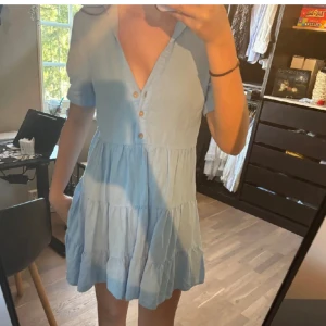 Klänning  - Jätte söt blå klänning från zara. Super populär förra året. Inga defekter 
