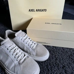 Arigatos - Säljer mina arigatos då de är för små, de är i bra skick och Max använda 10 gånger  då jag köpte de förra sommaren. Kan även få med skolådan och påsen. 