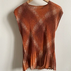 Unik topp - Supercoola unik festtopp från humana! Aldrig använd! Passar XS-L beroende på önskad passform💋