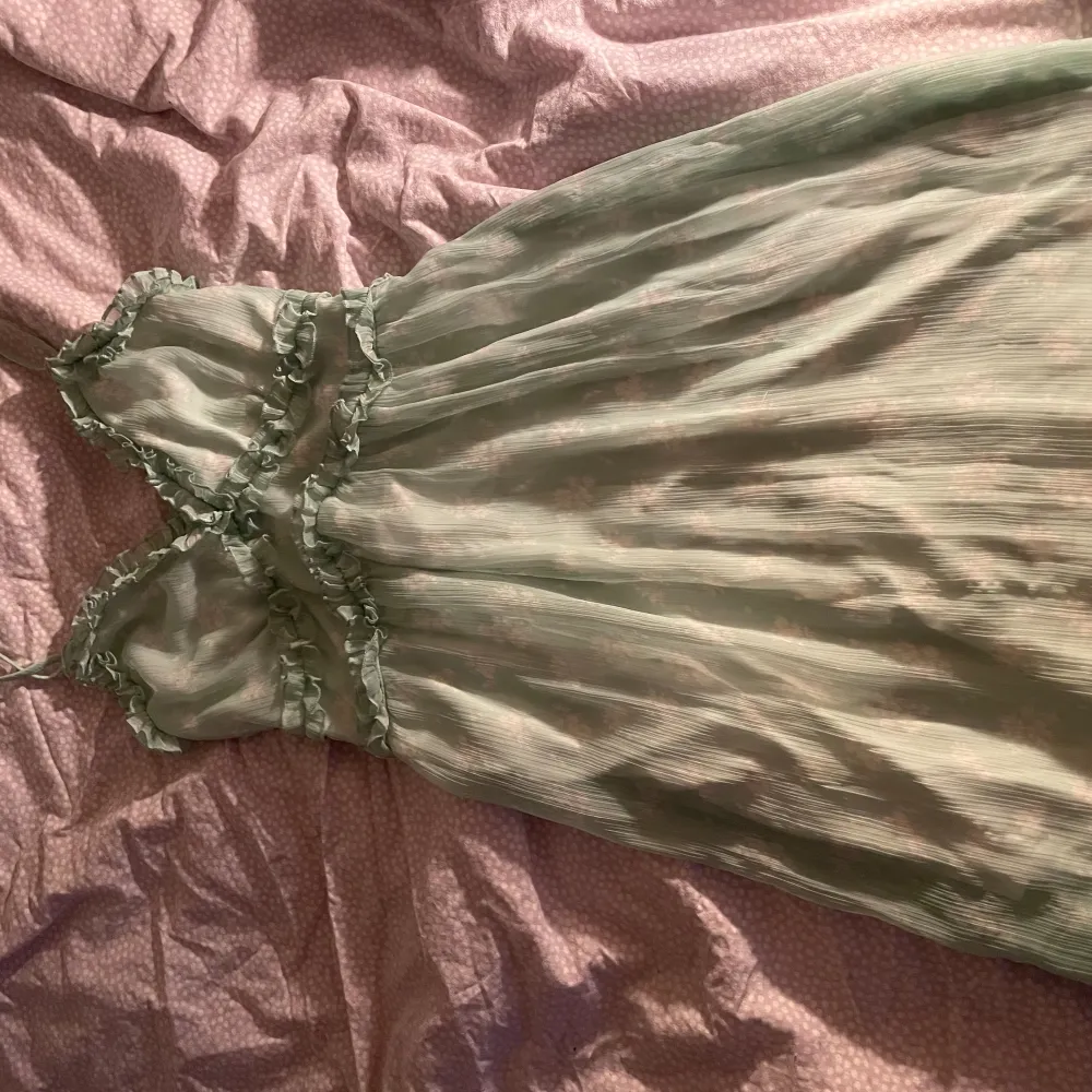 Jag säljer denna klänning för att den inte riktigt är min stil längre. Men den är i nyskick men lappen är av. Den är från vero Moda och nypris var 370 kr och jag säljer den för 150 kr.. Klänningar.