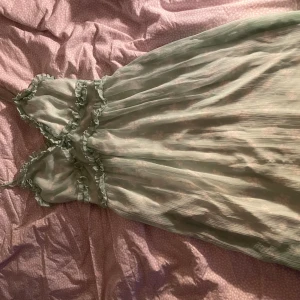 Grön spets klänning - Jag säljer denna klänning för att den inte riktigt är min stil längre. Men den är i nyskick men lappen är av. Den är från vero Moda och nypris var 370 kr och jag säljer den för 150 kr.