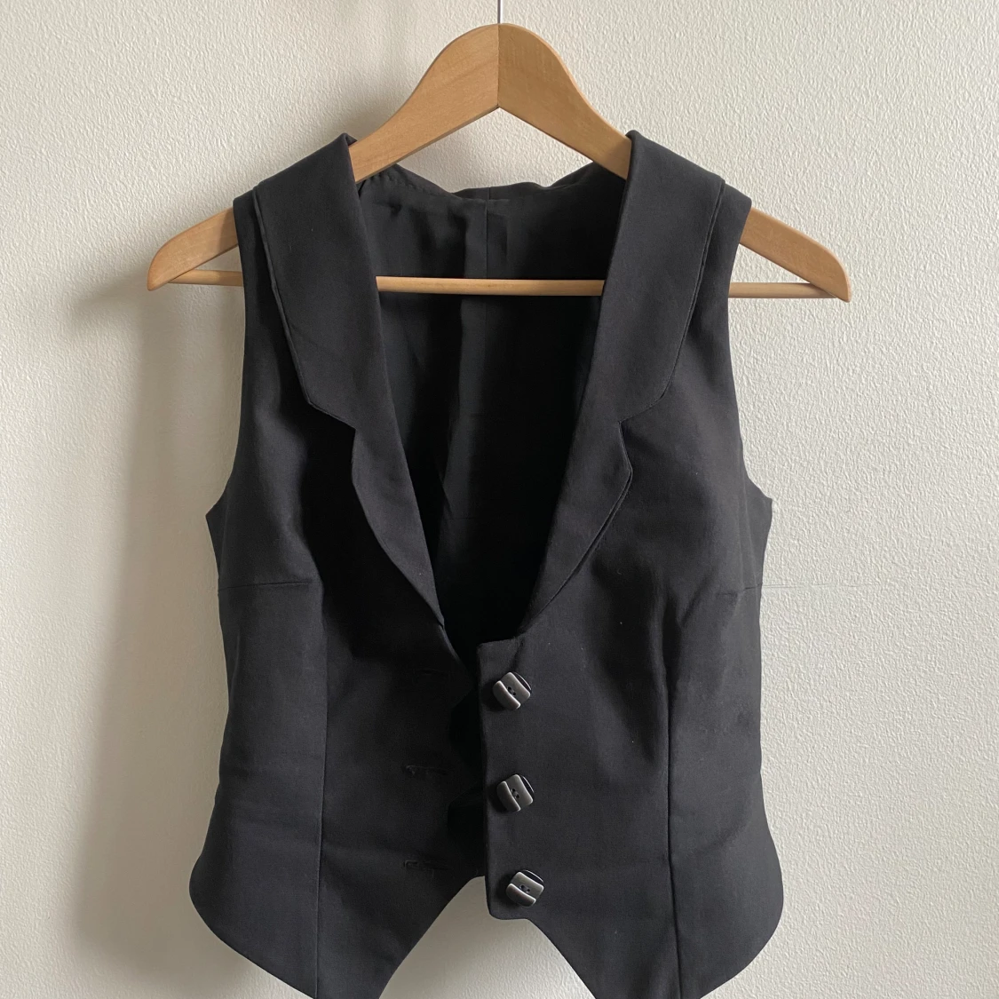 Svart kostymväst