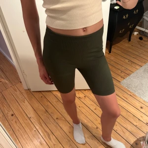 Snygga gröna träningsshorts!💚☘️ - Jättefina och bekväma träningshort från NA!🌟☘️ Endast använd ett fåtal gånger! Säljer pga tyvärr blivit försmå. 