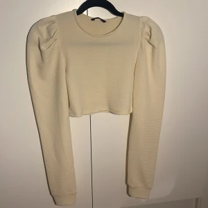 Puffärmade tröja - Lite puffigs ärmar. Använd 1 gång. Märke shein. Mjuk material. Magtröja. 