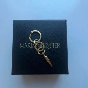Marianildotter örhänge - Chaos Queen Erring❤️ super snyggt och trendigt marianilsdotter örhenge i guld. Ny pris 3295kr, pris är diskuterbart👍