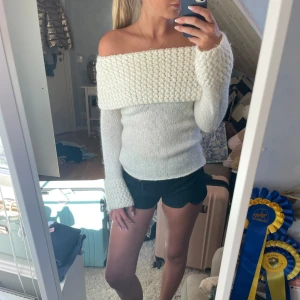 Stickad tröja - Fin stickad of shoulder tröja. Köpt second hand, fint skick💕