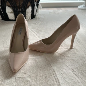 Klackskor - Oanvända klackskor ifrån Nelly.com, Storlek 39