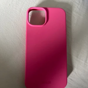 Oanvänt mobilskal Holdit IPhone 13 - Oanvänt siliconmobilskal från Holdit till IPhone 13. Inte använt pågrund av valde fel färg. Den andra bilden är förpackningen till likadant skal fast annan färg. 60kr och köparen står för frakten💕