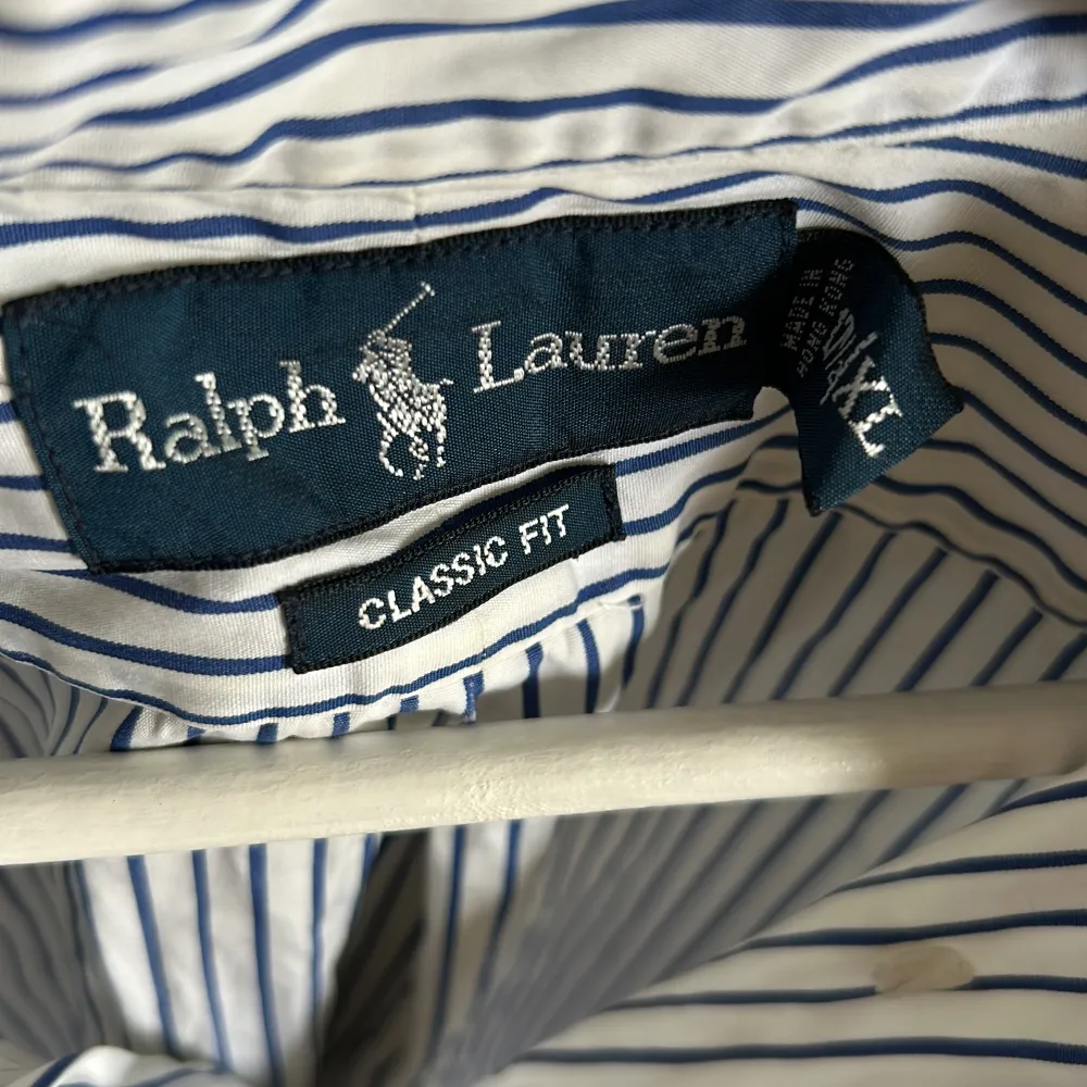 Blårandig Polo Ralph Lauren skjorta. Felfritt skick! Storlek XL, sitter dock mer som L. Nypris runt 1800kr.. Skjortor.