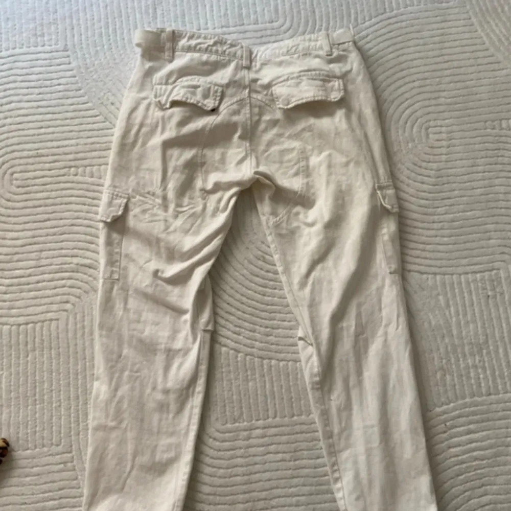Säljer dessa byxorna jag köpte från en annan säljare. Finns lite skavanker som spännet på bilden och en försvunnen knapp. Kan skicka bild på begäran🫶. Jeans & Byxor.