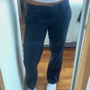 LÅGMIDJADE DICKIES KOSTYMBYXOR - lågmidjade kostymbyxor från dickies.  köpt de på beyond retro. hittar inte storleken men sitter perfekt på mig som brukar ha 36/38 och är 167 cm. 
