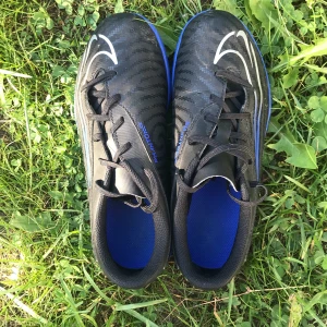 Nike Phantom GX  - Nike Phantom GX inomhusfotbollsskor. Skorna är i bra skick, finns knappast spår av andvändning. Originalpris ca 500 kr.
