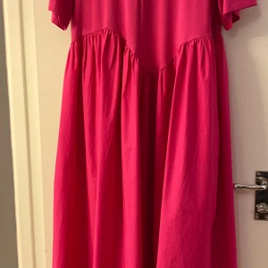 Klänning från Cos  - Klänning från COS, aldrig använd, prislappen sitter kvar. Strl M, dragkedja fram, osynliga fickor. Köparen står för frakt