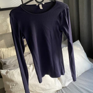 Basic långärmad t-shirt - Jättefin basic t-shirt sparsamt använd och därmed säljer jag för att få plats i garderoben 💕