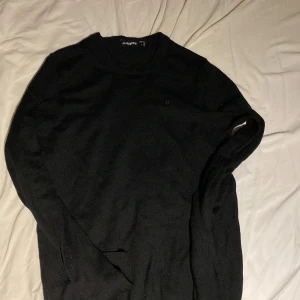 J.Lindberg merinoull tröja - En j.Lindberg tröja i 9/10 skick. knappt använd och inga defekter dock för liten för mig därför det låga priset. Ny köp 1200 mitt pris 250. Den är 100% äkta. Tveka inte att höra av er!